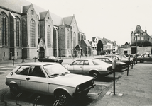 861288 Gezicht over het Jacobskerkhof in Wijk C te Utrecht, dat grotendeels als parkeerterrein is ingericht, met links ...